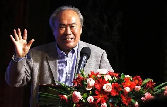 ”林青霞在《镜前镜后》书中写道：“从小书读得不好，现在却以读书写作为乐，万万没有想到，我的文章竟然得到许多知名大作家的赞许，我当时拿了文凭，这也印证了我一生坚信的座右铭：有志者事竟成。