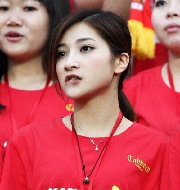 性感女星王李丹妮携神秘男子共同观秀，她身穿深V裙露出双胸，边看秀边自拍。