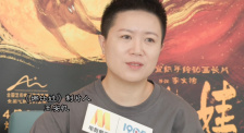 王鹤棣All Black造型，梳着背头，戴金丝边眼镜，霸总范儿十足；